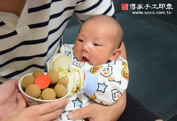 洋洋(新北中和區到府嬰兒寶寶滿月剃頭理髮、免費到府嬰兒剃胎毛儀式吉祥話)。到府剃頭剃胎毛主持、專業拍照、DVD光碟、證書。★購買「臍帶章、肚臍章、胎毛筆刷印章」贈送：剃頭、收涎、抓周，三選一。2015.10.31 照片8